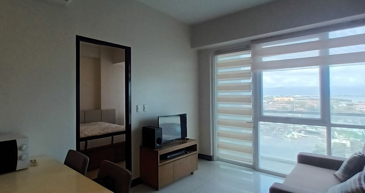 1 BR Mactan Cebu Condo 604 at 8Newtown Boulevard for sale 7.5M or rent